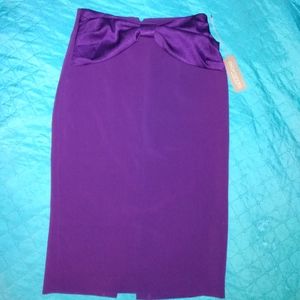 Eva Mendes skirt with bow in the front.